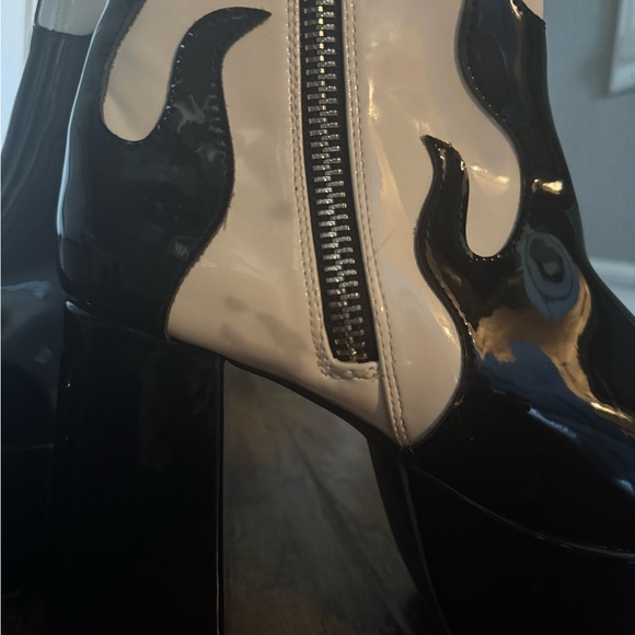 Current Mood Black and White Flame Platform Boots - Picture 5 of 7